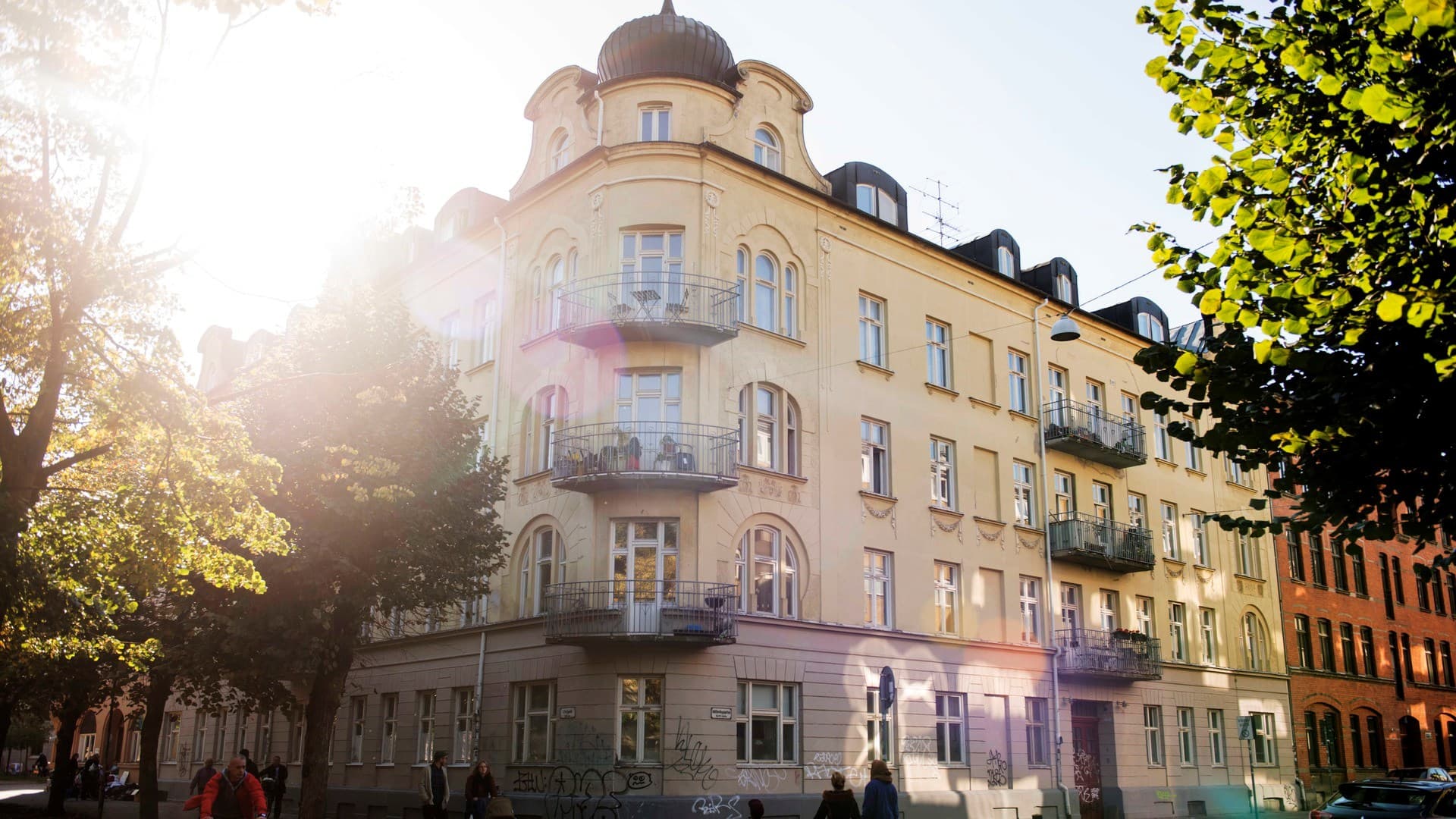 Between Smart Housing and Home: EU-Funded Climate Smart Interventions in Swedish Public Housing